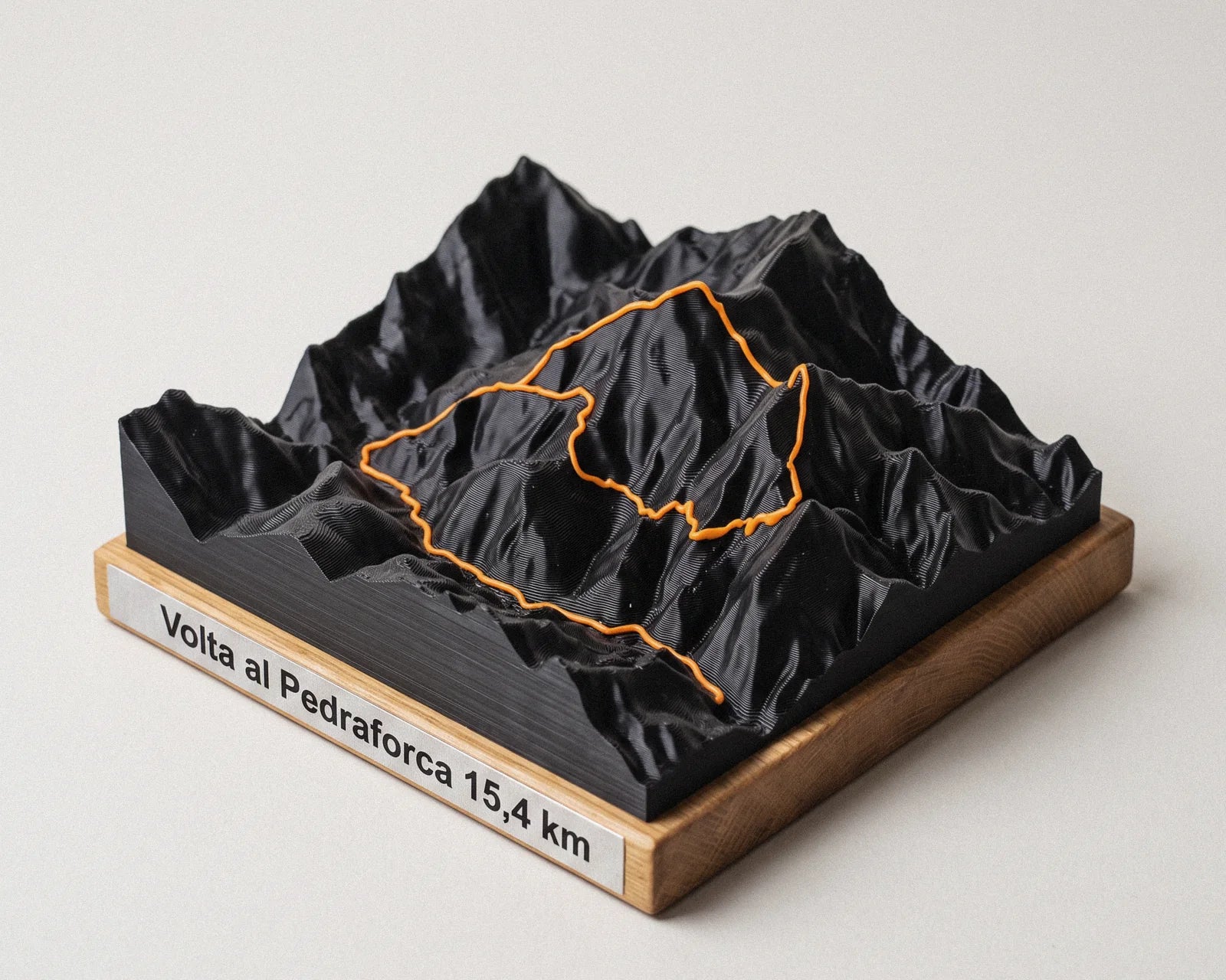 Relleu 15×15 de la Volta al Pedraforca con el recorrido en naranja y la placa grabada en la base de madera