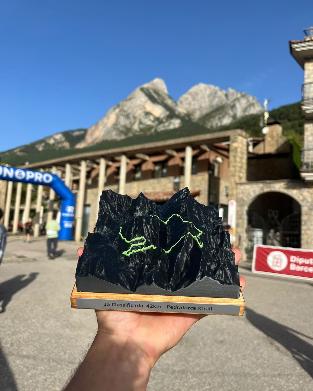 Relleu sostenido con el Pedraforca al fondo